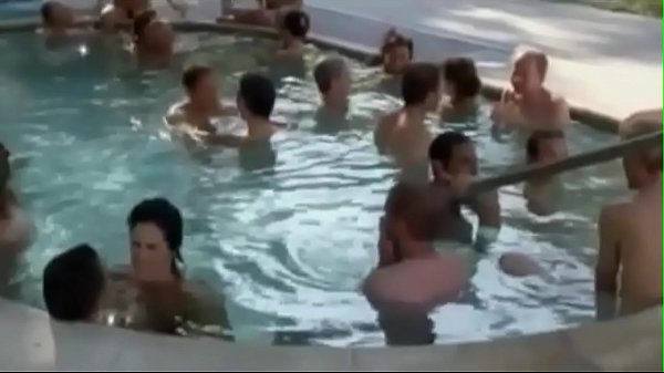 Русская девушка дает себя трахнуть в бассейне, не забывая сосать вкусный член