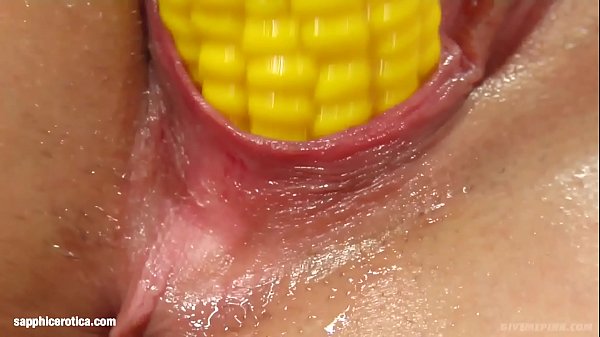Горячая штучка трахает себя кукурузой - HD порно видео