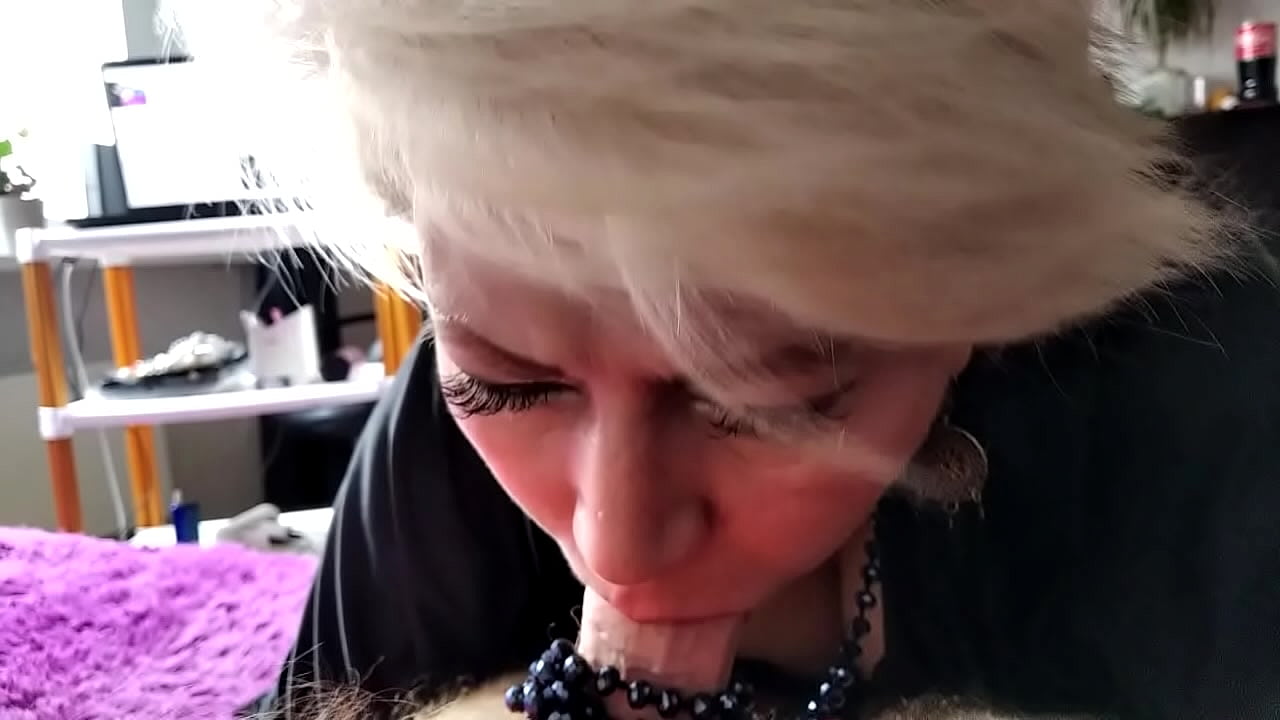 Зрелая блондинка сосёт хуй - HD порно видео