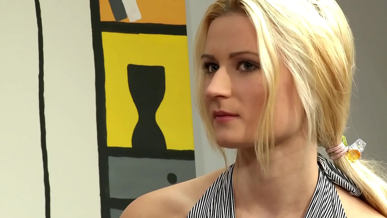 Сотрудник жёстко трахает блондинку - HD порно видео
