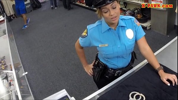 Порно 18+ Полицейский арестовал и трахнул девушку в анал прямо на полицейской машине