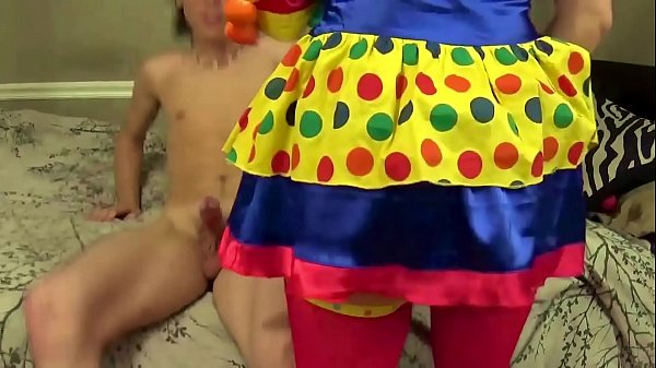 Порно видео: Голые в цирке